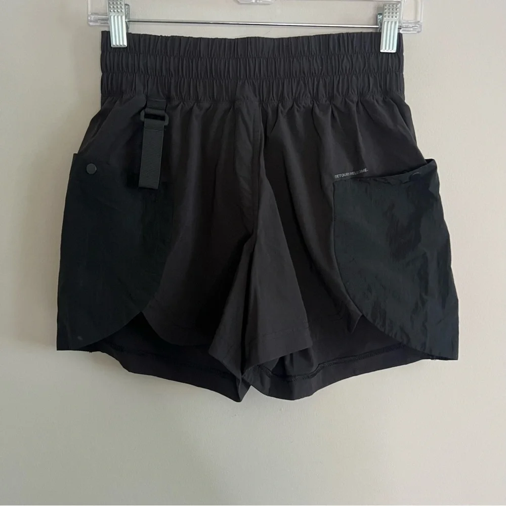 Lululemon Drop In Pocket High Rise Hiking Shorts Black Women's Size 4
